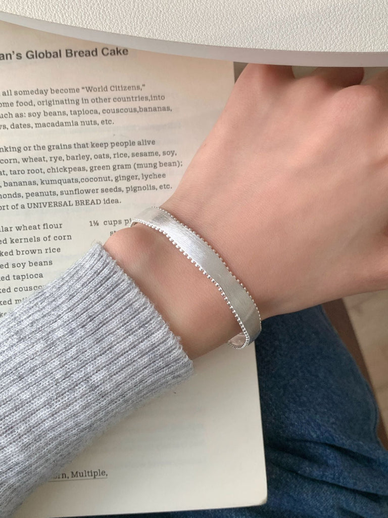 925 Sterlingsølv Bølget Åbent Armbånd – Mat, Børstet og Elegant - Lilla Villa