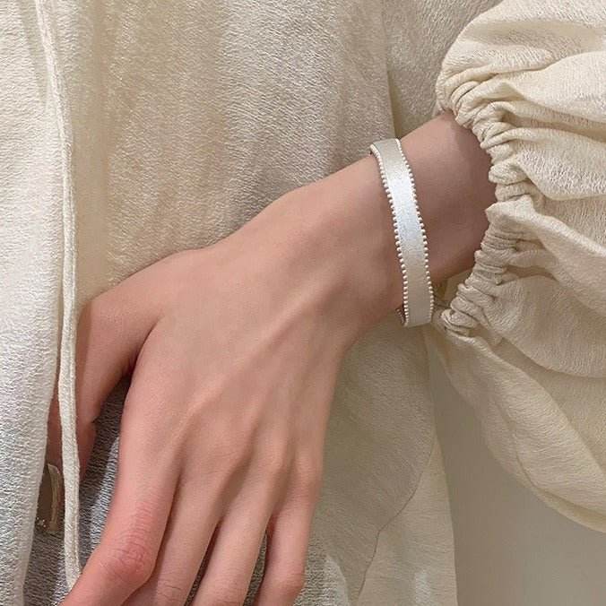 925 Sterlingsølv Bølget Åbent Armbånd – Mat, Børstet og Elegant - Lilla Villa