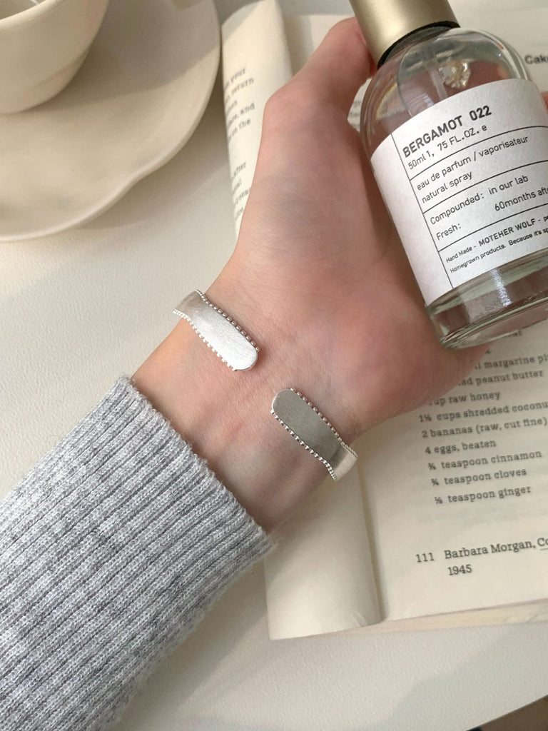 925 Sterlingsølv Bølget Åbent Armbånd – Mat, Børstet og Elegant - Lilla Villa