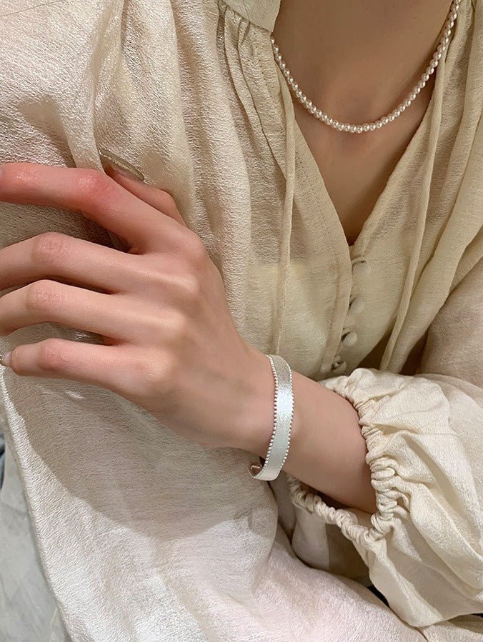 925 Sterlingsølv Bølget Åbent Armbånd – Mat, Børstet og Elegant - Lilla Villa