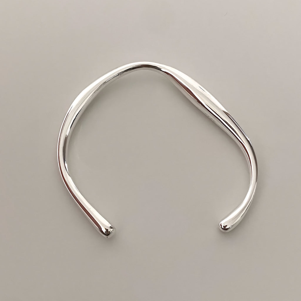 925 Sterling Sølv Uregelmæssig Strømlinet Justerbart Armbånd – Elegant og Moderne Design