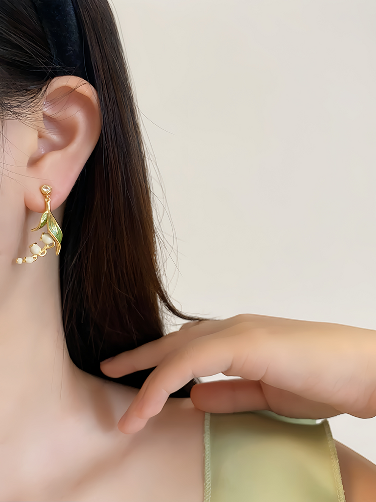 925 Sterling Sølvnål 14K Forgyldte Liljekonval Øreringe med Emalje og Zirkonia – Elegant og Delikat Design