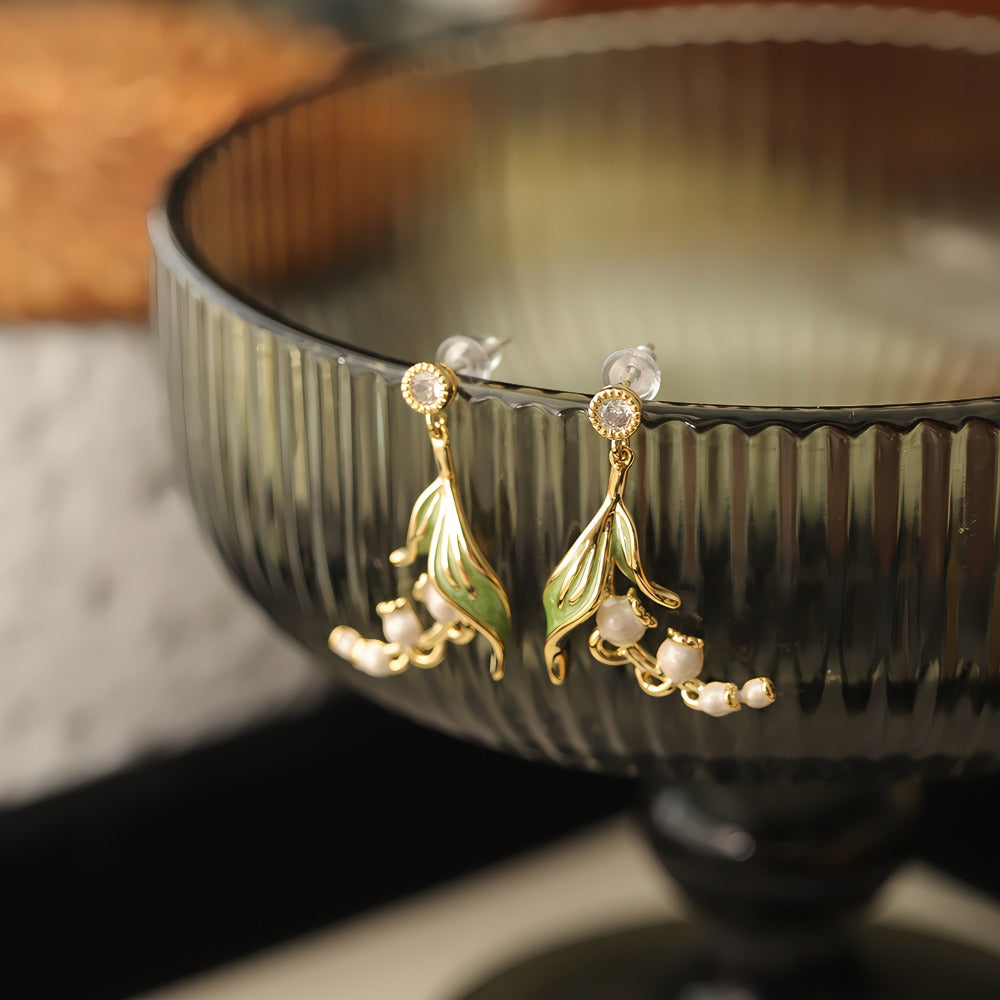 925 Sterling Sølvnål 14K Forgyldte Liljekonval Øreringe med Emalje og Zirkonia – Elegant og Delikat Design