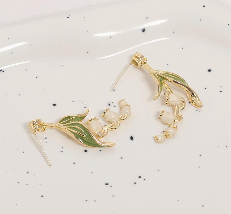 925 Sterling Sølvnål 14K Forgyldte Liljekonval Øreringe med Emalje og Zirkonia – Elegant og Delikat Design