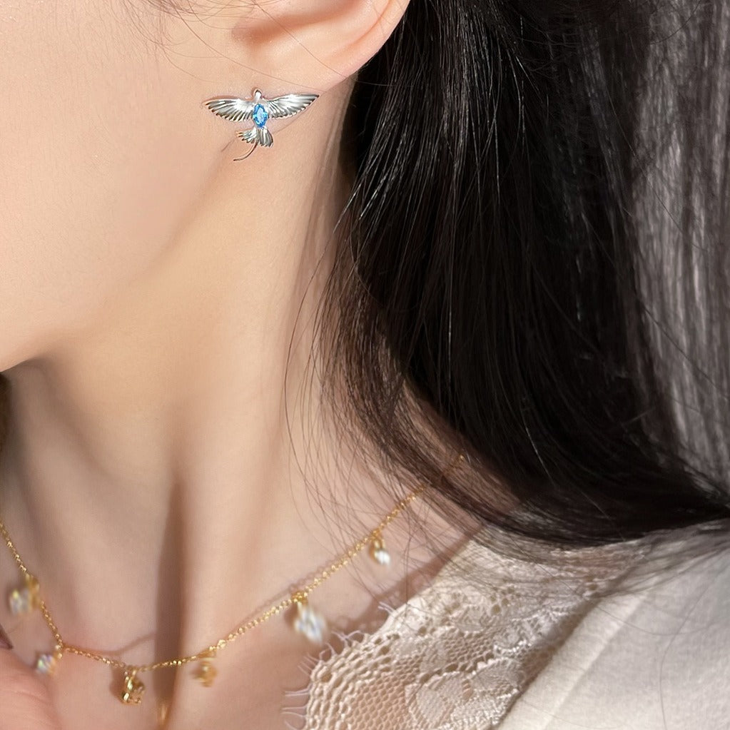 925 Sterling Sølvnål 18K Hvidguld Belagt Fugl-Design Øreringe med Blå Zirkonia – Elegant og Let Udtryk