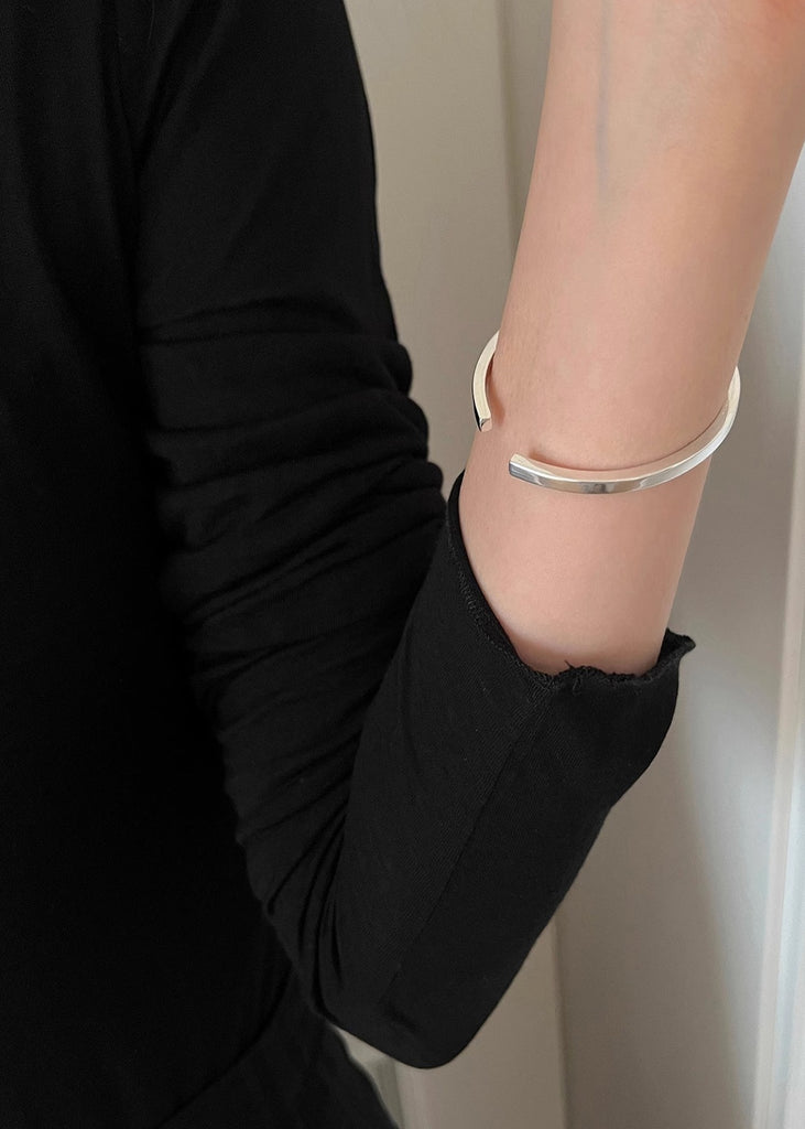 925 Sterling Sølv Åben Armbånd med Poleret Finish – Enkel og Elegant Design