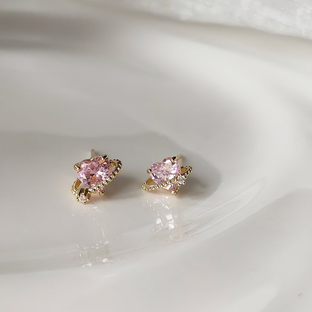 925S Sølv Hjerteformede Øreringe med 14K Guldbelægning og Pink Zirkonia - Lilla Villa