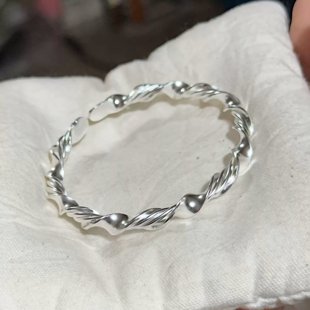 925S Sterlingsølv Armbånd med Elegant Snoet Design – Justerbart og Tidløst - Lilla Villa