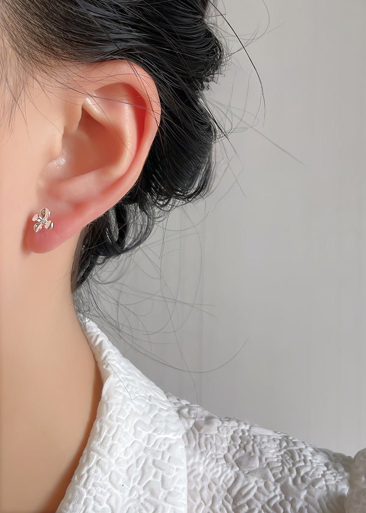 925S Sterlingsølv Nål Blomsterformede Ørestikker i Hvidguld Belagt – Enkel og Elegant - Lilla Villa