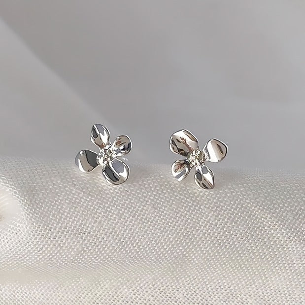 925S Sterlingsølv Nål Blomsterformede Ørestikker i Hvidguld Belagt – Enkel og Elegant - Lilla Villa