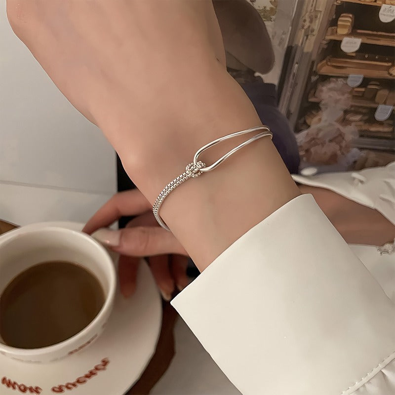 Elegant 925 Sterling Sølv Armbånd med Dobbelt Bue & Knudedetalje