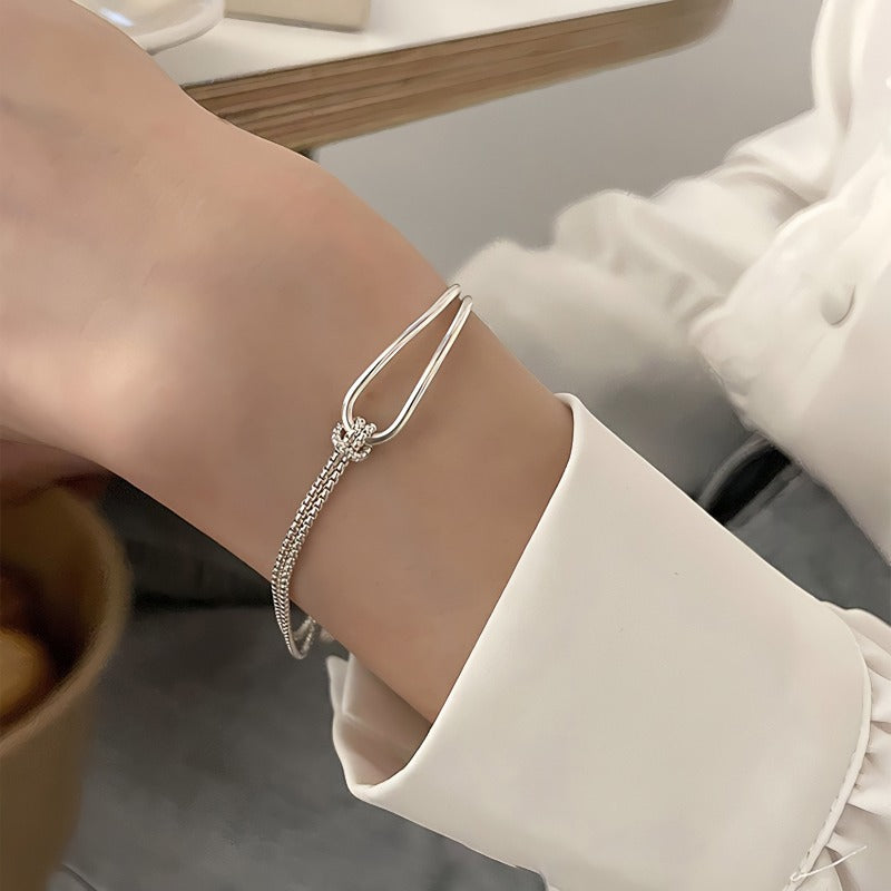 Elegant 925 Sterling Sølv Armbånd med Dobbelt Bue & Knudedetalje