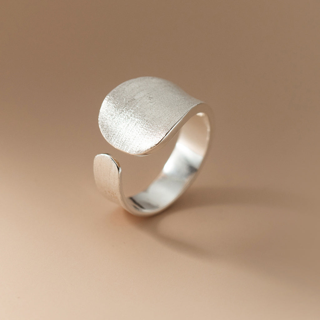 Elegant Justerbar 925 Sterling Sølv Ring med Mat Dråbe Design – Minimalistisk og Stilfuld