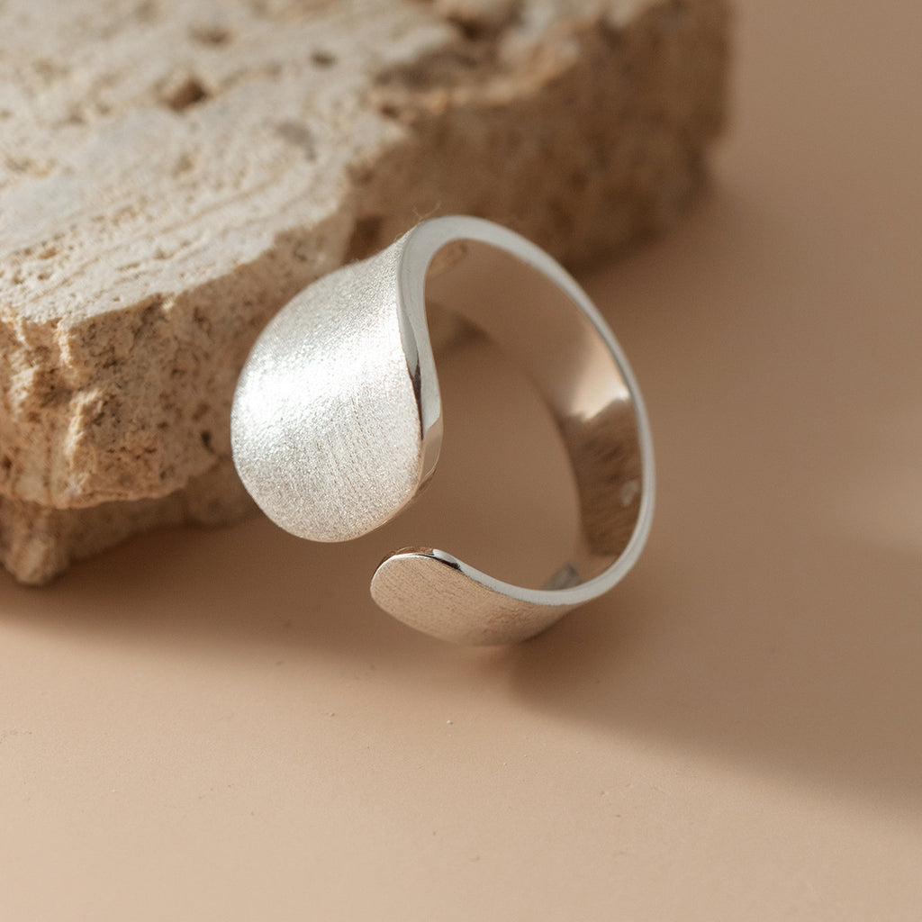 Elegant Justerbar 925 Sterling Sølv Ring med Mat Dråbe Design – Minimalistisk og Stilfuld