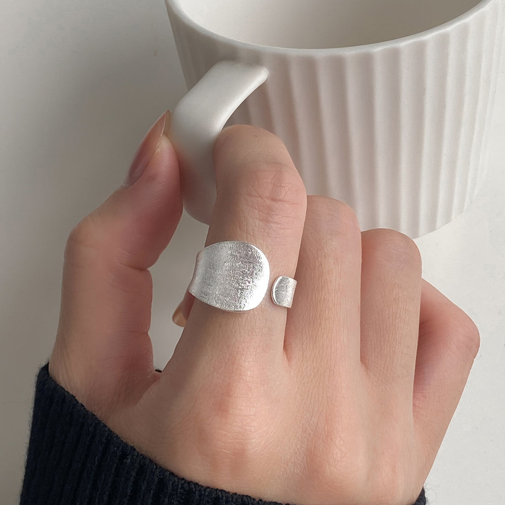 Elegant Justerbar 925 Sterling Sølv Ring med Mat Dråbe Design – Minimalistisk og Stilfuld