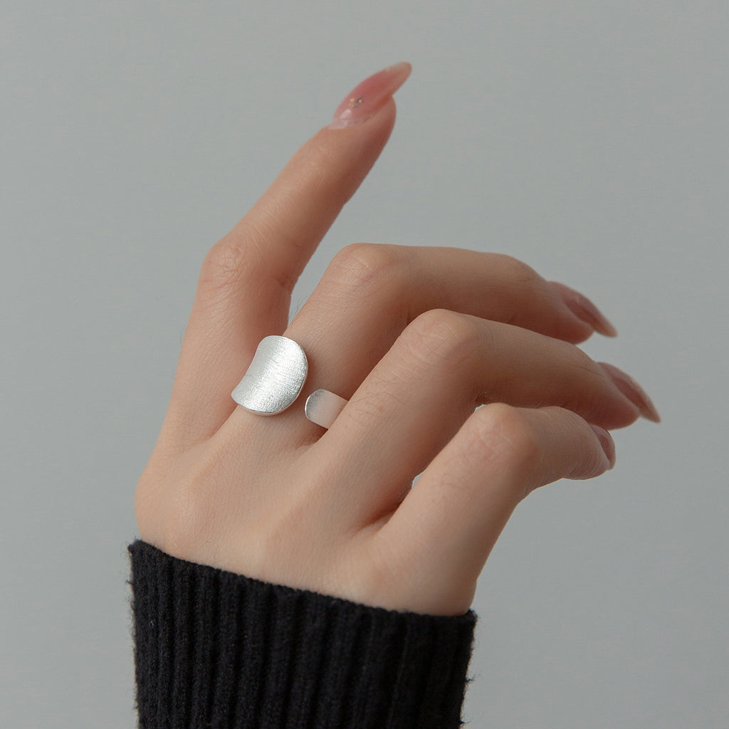 Elegant Justerbar 925 Sterling Sølv Ring med Mat Dråbe Design – Minimalistisk og Stilfuld