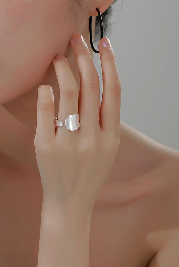 Elegant Justerbar 925 Sterling Sølv Ring med Mat Dråbe Design – Minimalistisk og Stilfuld