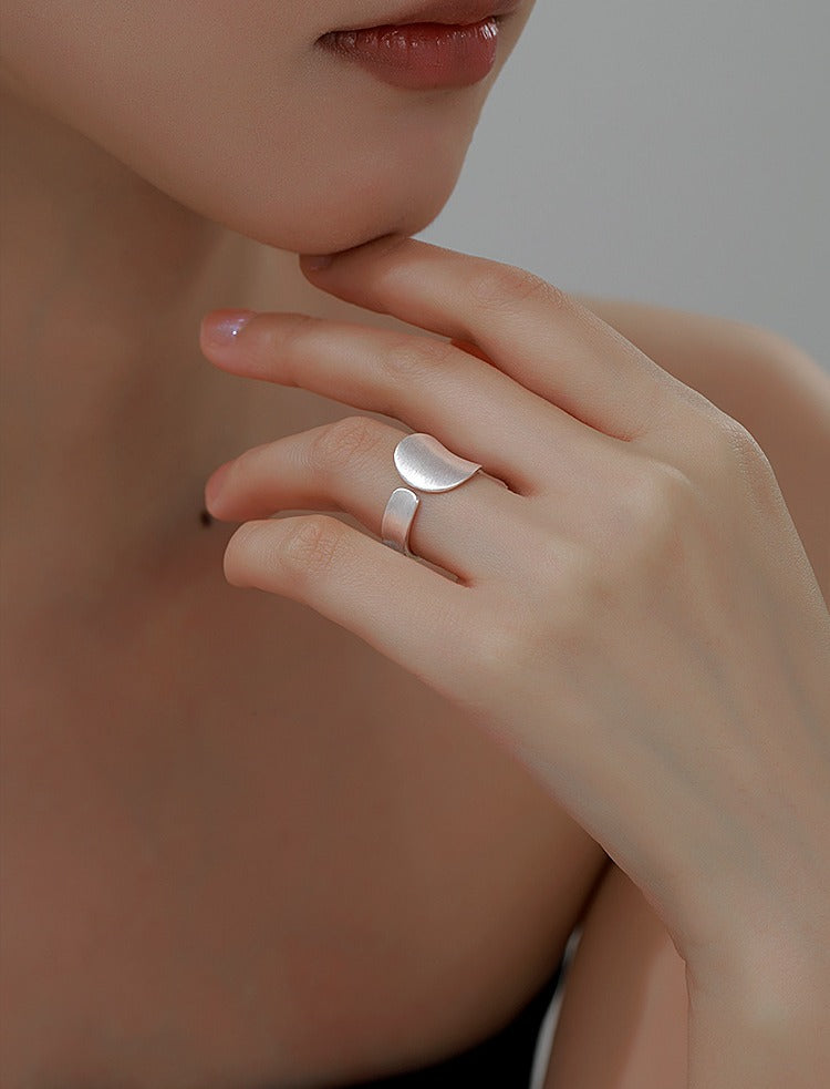 Elegant Justerbar 925 Sterling Sølv Ring med Mat Dråbe Design – Minimalistisk og Stilfuld