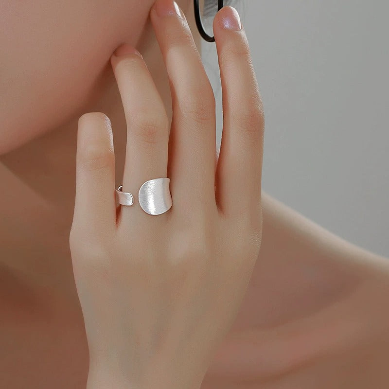 Elegant Justerbar 925 Sterling Sølv Ring med Mat Dråbe Design – Minimalistisk og Stilfuld