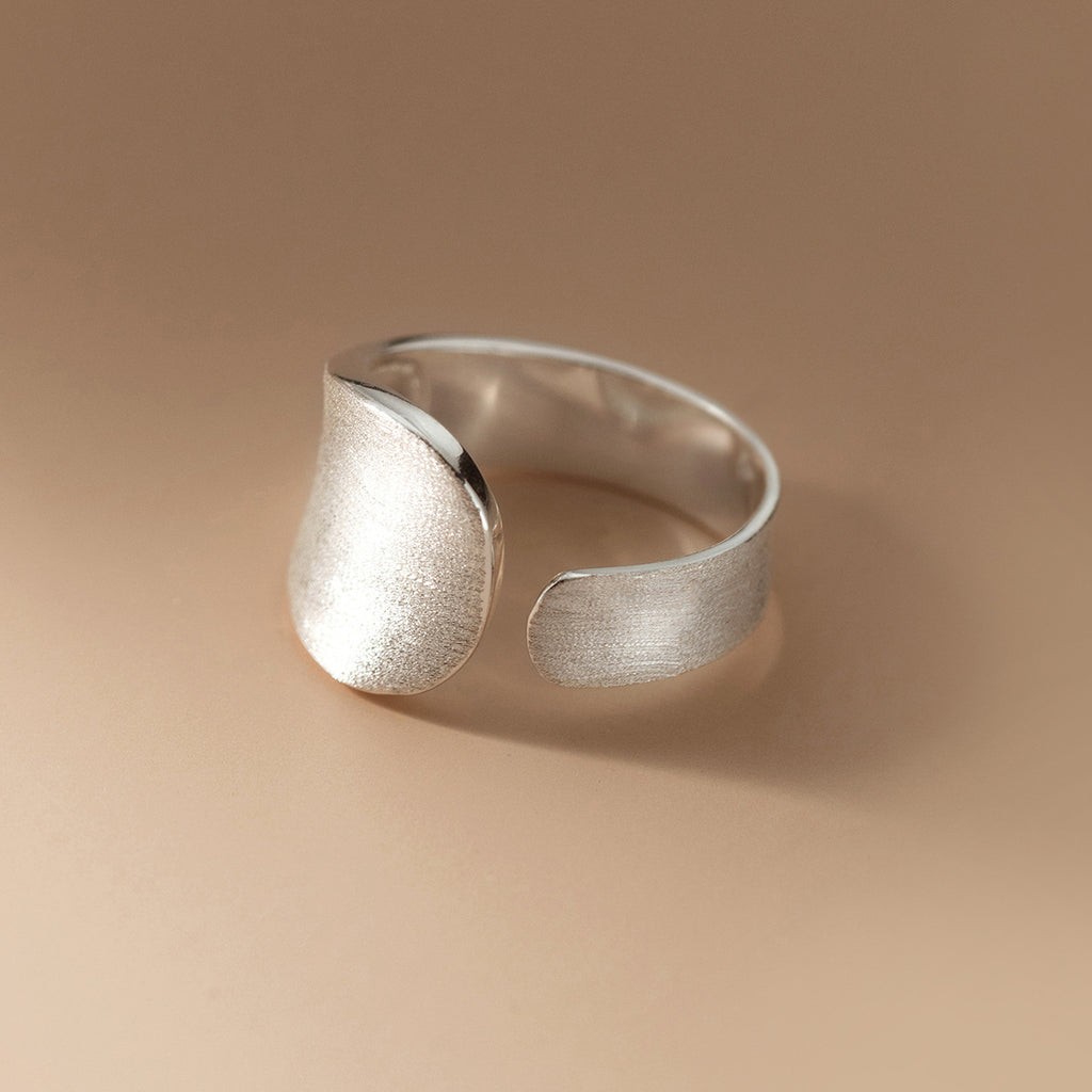 Elegant Justerbar 925 Sterling Sølv Ring med Mat Dråbe Design – Minimalistisk og Stilfuld