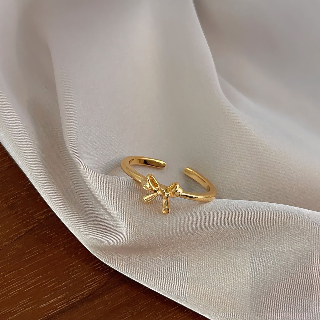 Elegant Sløjfeformet Åben Ring i Forgyldt – Justerbart Design