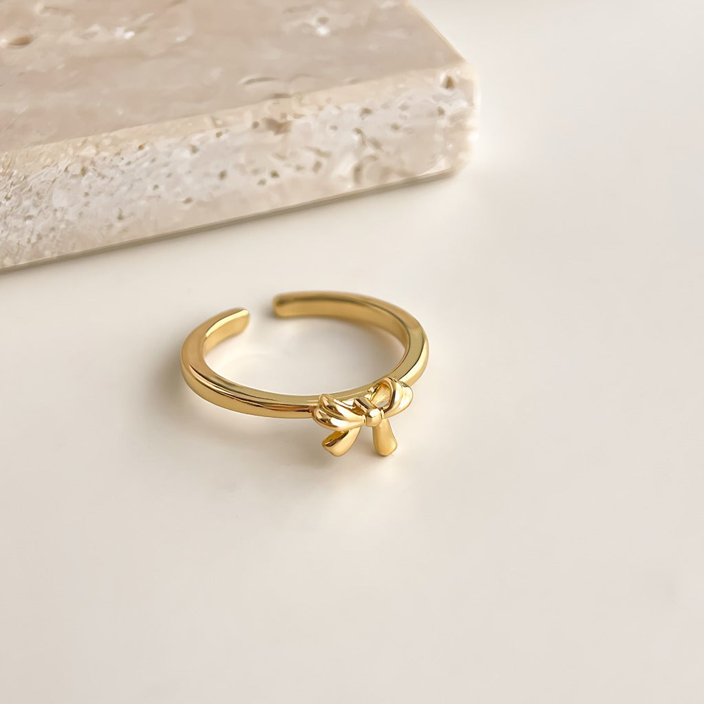 Elegant Sløjfeformet Åben Ring i Forgyldt – Justerbart Design