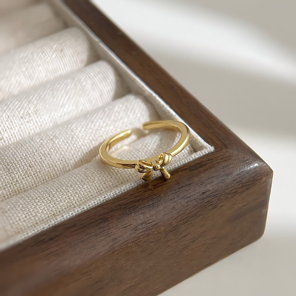 Elegant Sløjfeformet Åben Ring i Forgyldt – Justerbart Design