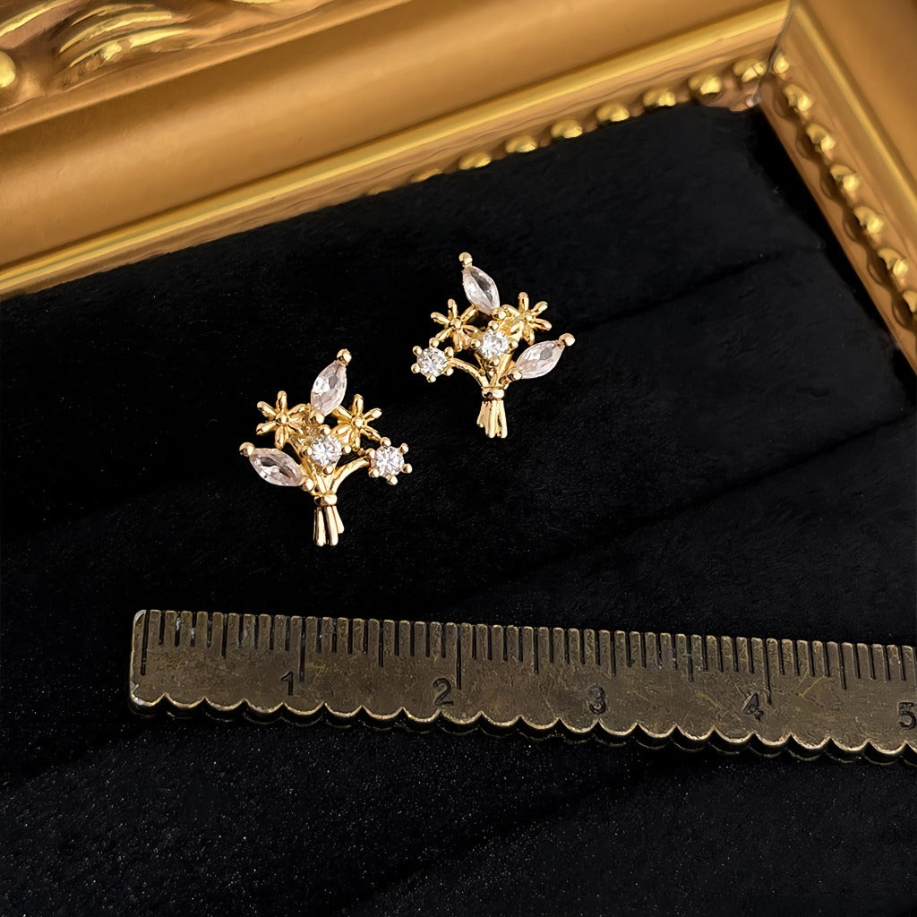 14K Forgyldte Blomsterbuket Øreringe med Zirkonia – Elegant og Fin Detalje