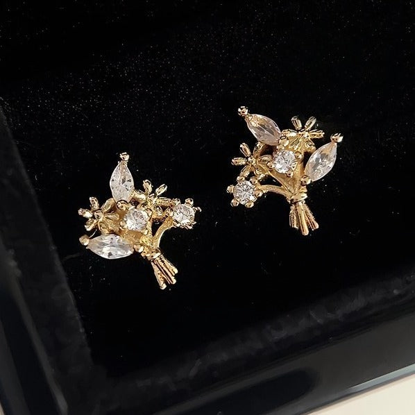 14K Forgyldte Blomsterbuket Øreringe med Zirkonia – Elegant og Fin Detalje