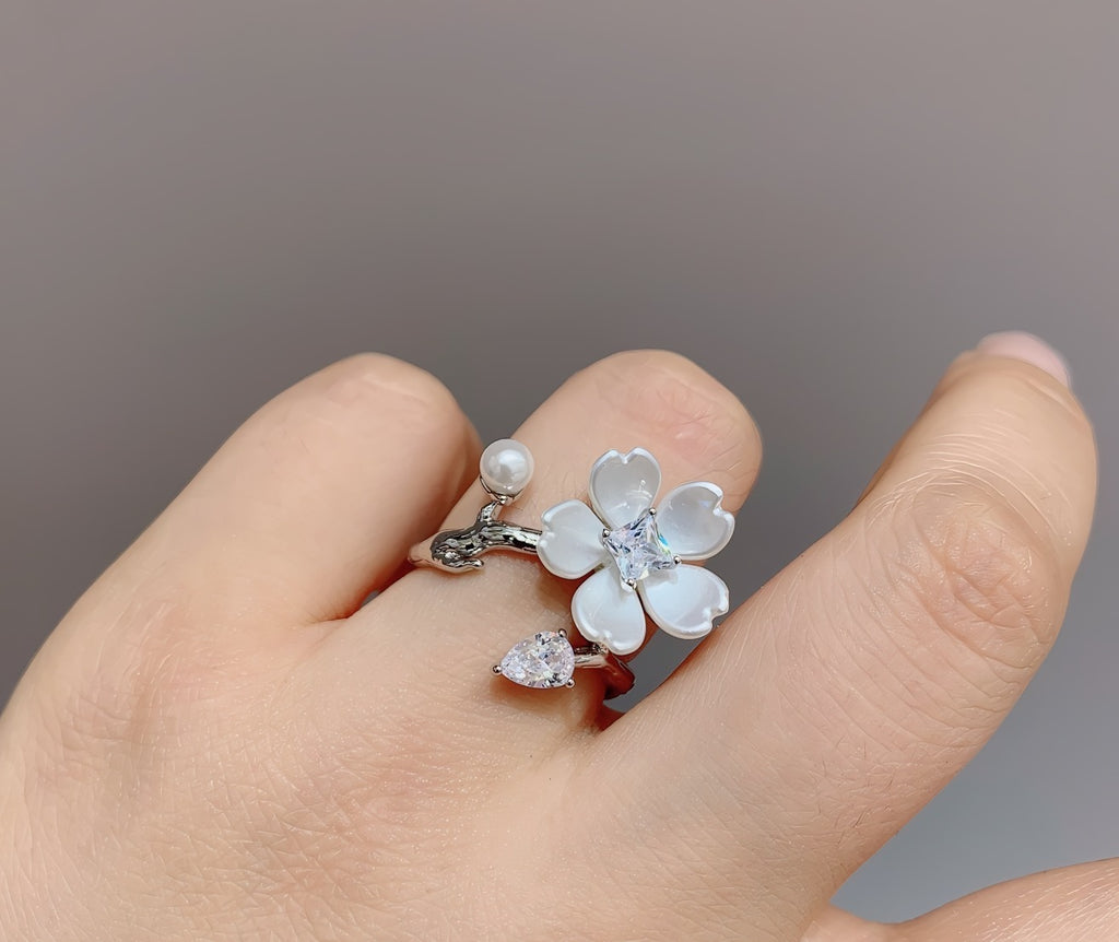 Hvidguld Belagt Justerbar Ring med Hvid blomst – Elegant og Naturlig