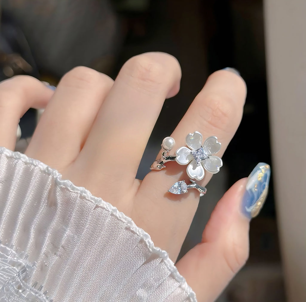 Hvidguld Belagt Justerbar Ring med Hvid blomst – Elegant og Naturlig