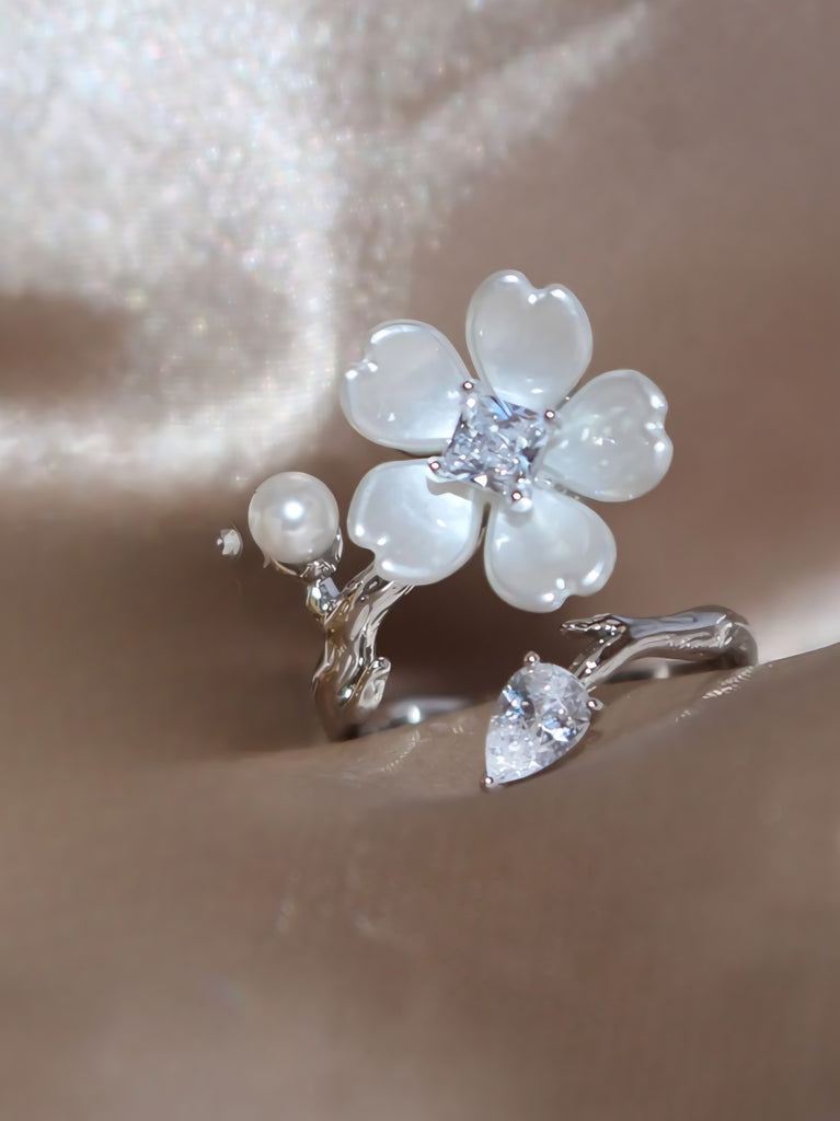 Hvidguld Belagt Justerbar Ring med Hvid blomst – Elegant og Naturlig