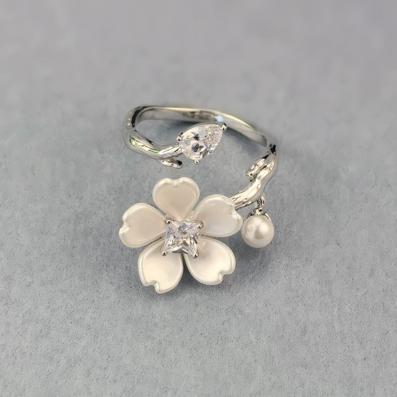 Hvidguld Belagt Justerbar Ring med Hvid blomst – Elegant og Naturlig