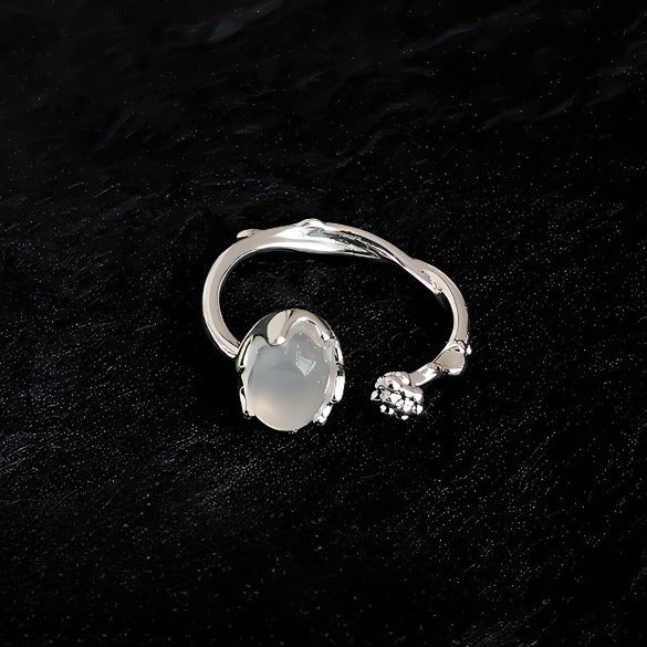 Hvidguld belagt Åben Justerbar Ring med Hvid Agat Look – Elegant Vintage Design
