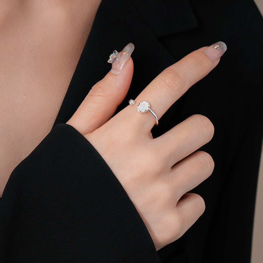 Hvidguld belagt Åben Justerbar Ring med Hvid Agat Look – Elegant Vintage Design