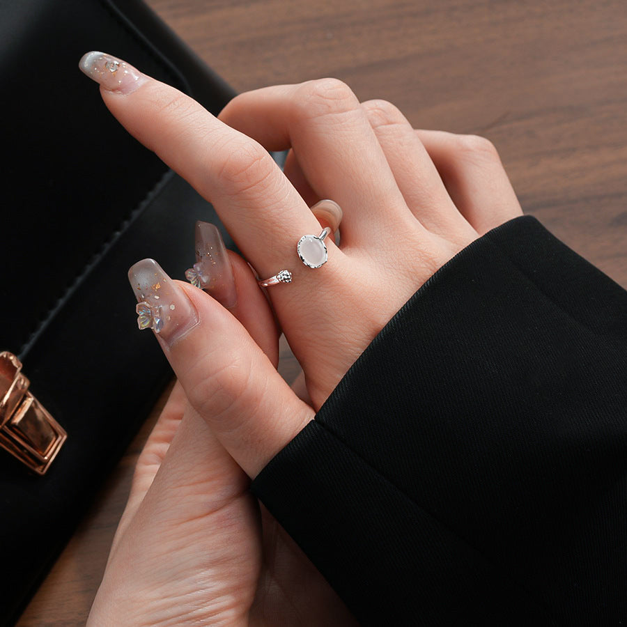 Hvidguld belagt Åben Justerbar Ring med Hvid Agat Look – Elegant Vintage Design