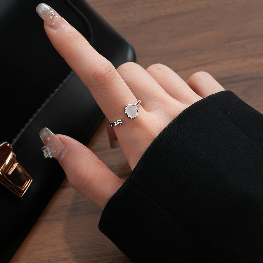 Hvidguld belagt Åben Justerbar Ring med Hvid Agat Look – Elegant Vintage Design