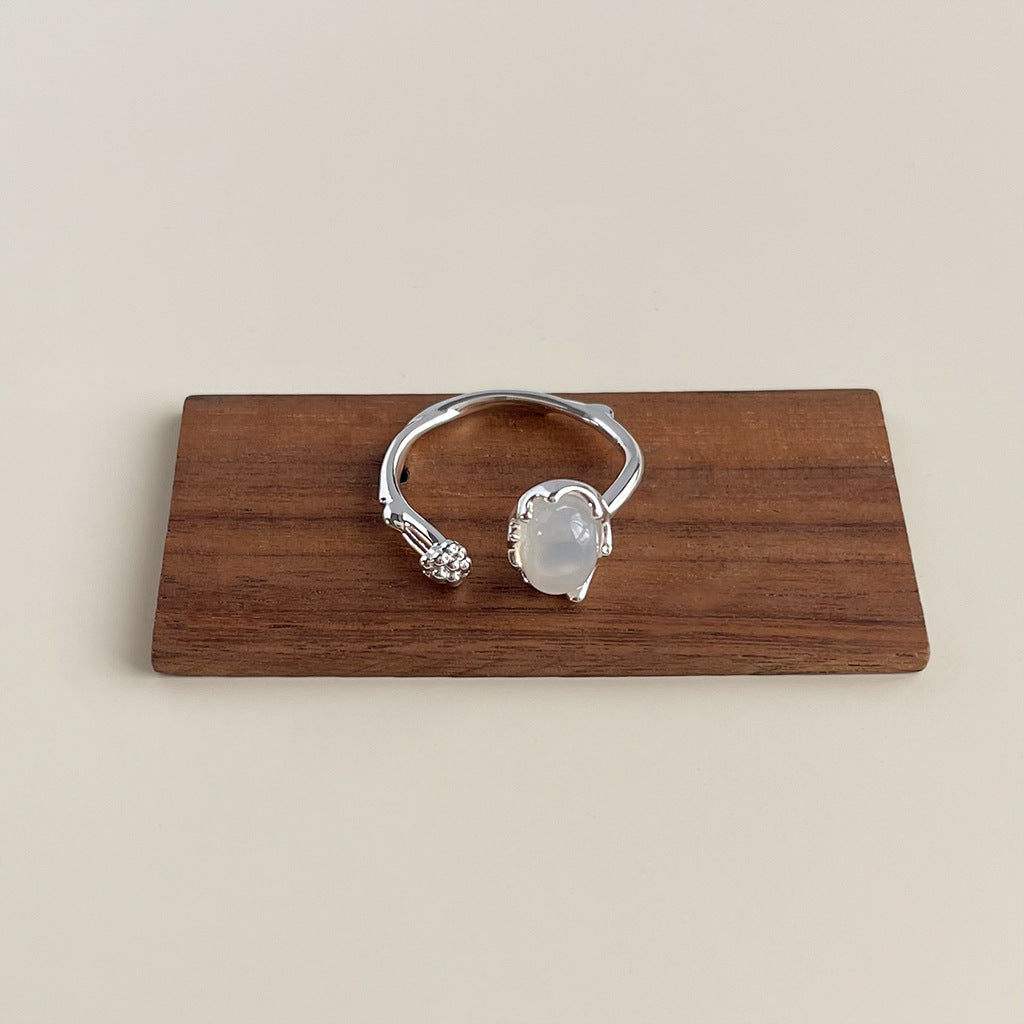 Hvidguld belagt Åben Justerbar Ring med Hvid Agat Look – Elegant Vintage Design