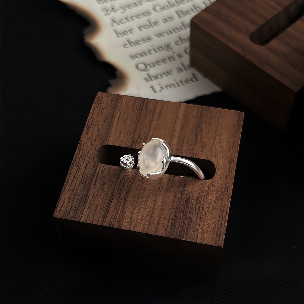 Hvidguld belagt Åben Justerbar Ring med Hvid Agat Look – Elegant Vintage Design