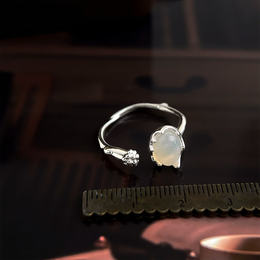 Hvidguld belagt Åben Justerbar Ring med Hvid Agat Look – Elegant Vintage Design