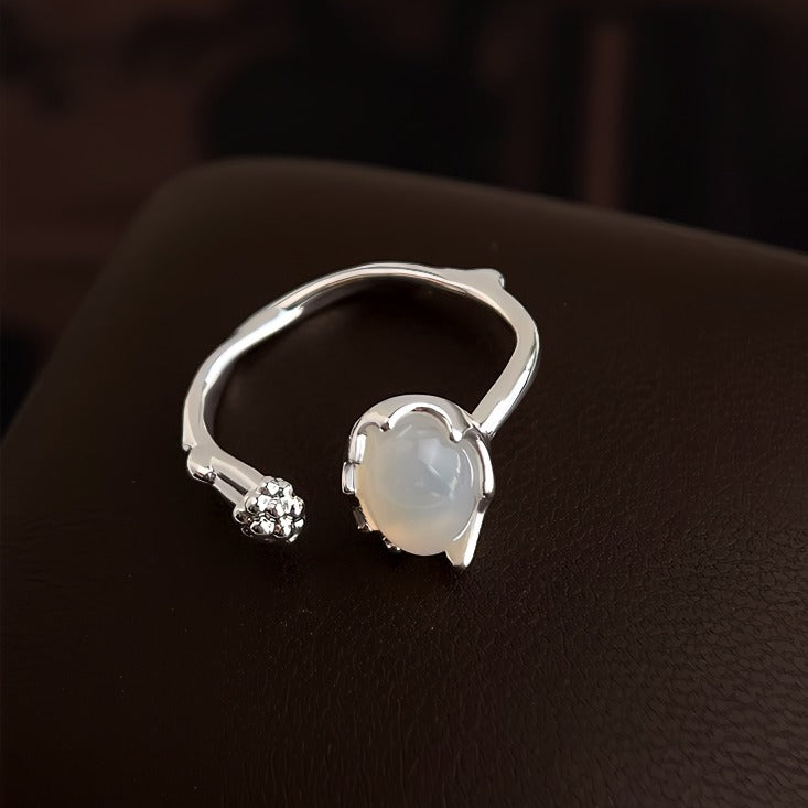 Hvidguld belagt Åben Justerbar Ring med Hvid Agat Look – Elegant Vintage Design