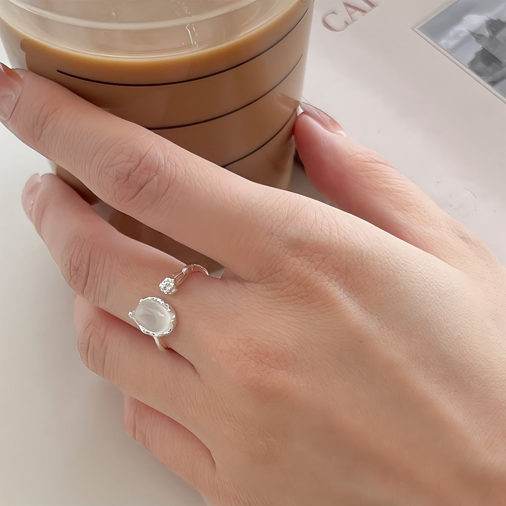 Hvidguld belagt Åben Justerbar Ring med Hvid Agat Look – Elegant Vintage Design