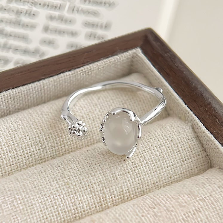 Hvidguld belagt Åben Justerbar Ring med Hvid Agat Look – Elegant Vintage Design