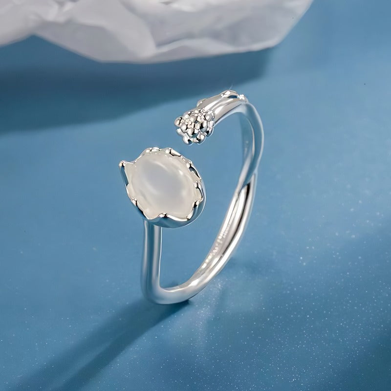 Hvidguld belagt Åben Justerbar Ring med Hvid Agat Look – Elegant Vintage Design