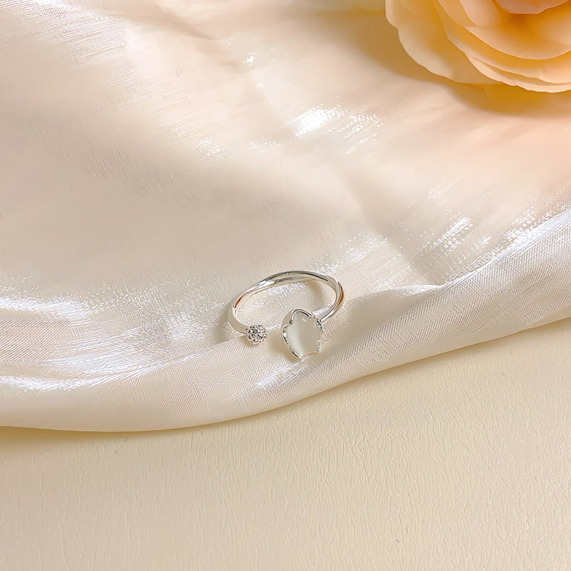 Hvidguld belagt Åben Justerbar Ring med Hvid Agat Look – Elegant Vintage Design