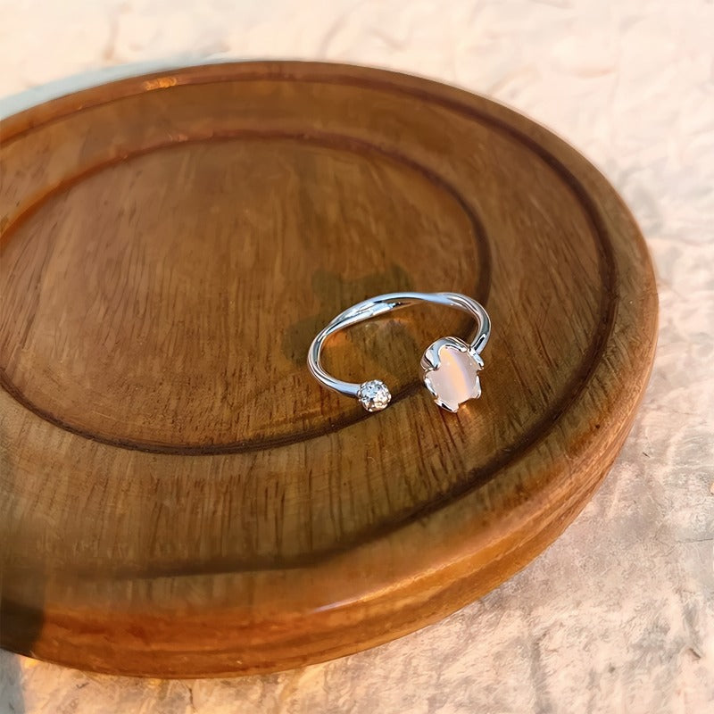 Hvidguld belagt Åben Justerbar Ring med Hvid Agat Look – Elegant Vintage Design