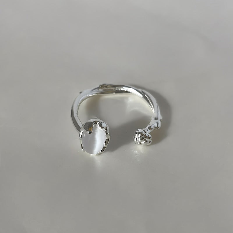 Hvidguld belagt Åben Justerbar Ring med Hvid Agat Look – Elegant Vintage Design