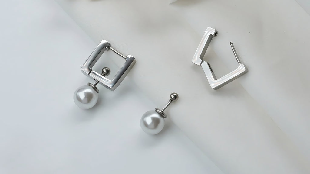Hvidguld belagt Titaniumstål Geometriske Øreringe med Imitationsperler – Moderne & Elegant Design