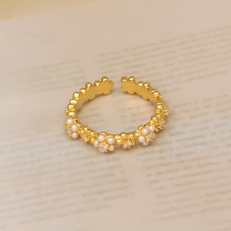 Justerbar Ring i 14K Forgyldt Finish med Perler og Zirkonia – Elegant og Romantisk Design