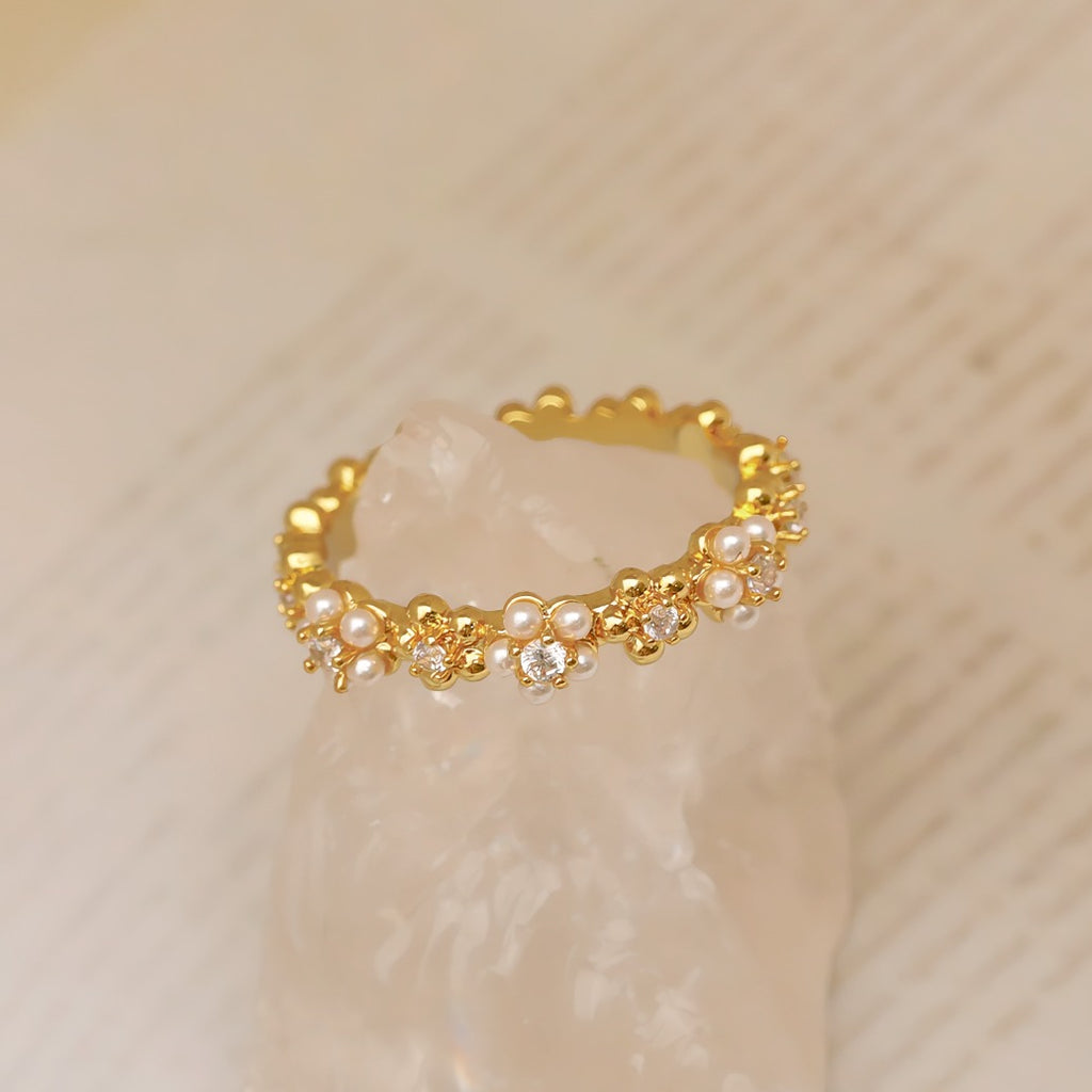 Justerbar Ring i 14K Forgyldt Finish med Perler og Zirkonia – Elegant og Romantisk Design